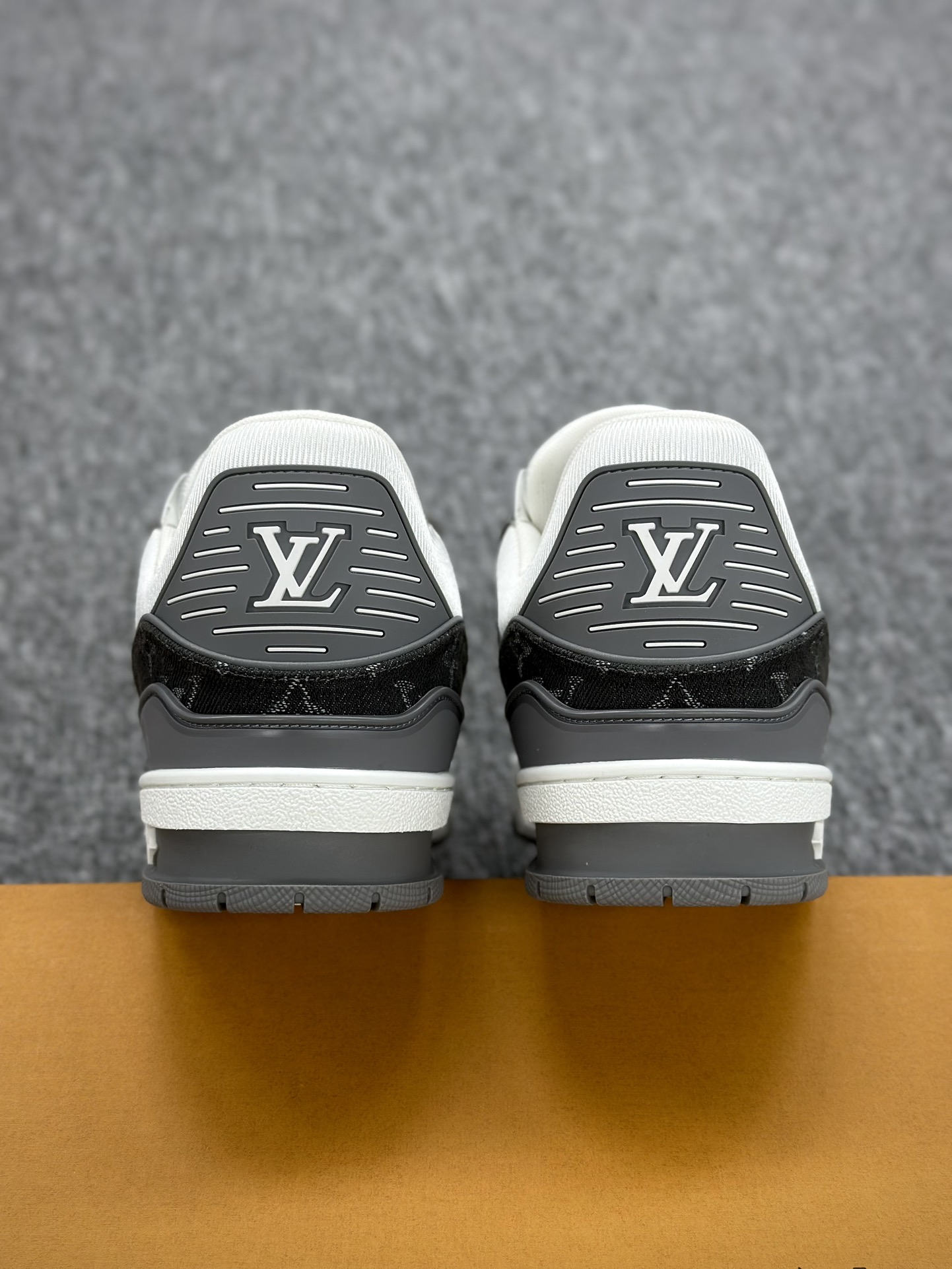 LV路易威登Louis Vuitton Trainer Sneaker Low 低帮复古休闲运动文化百搭篮球板鞋 1AD7JR