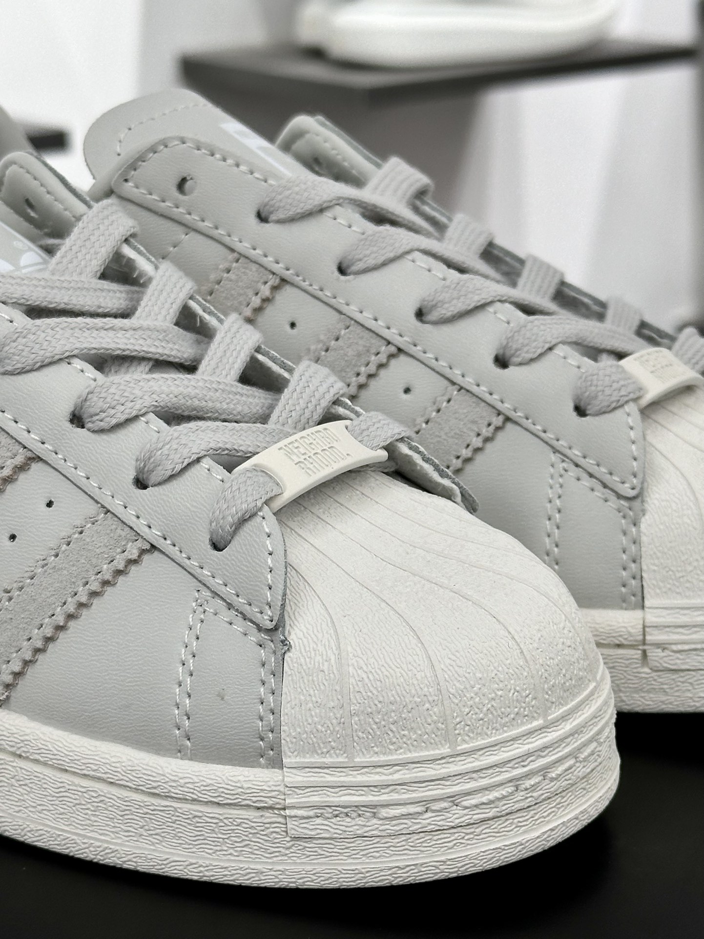 Adidas Originals Superstar”Light Grey”经典贝壳头系列低帮百搭休闲运动板鞋“联名浅白双刀骷髅头海盗”IE6116