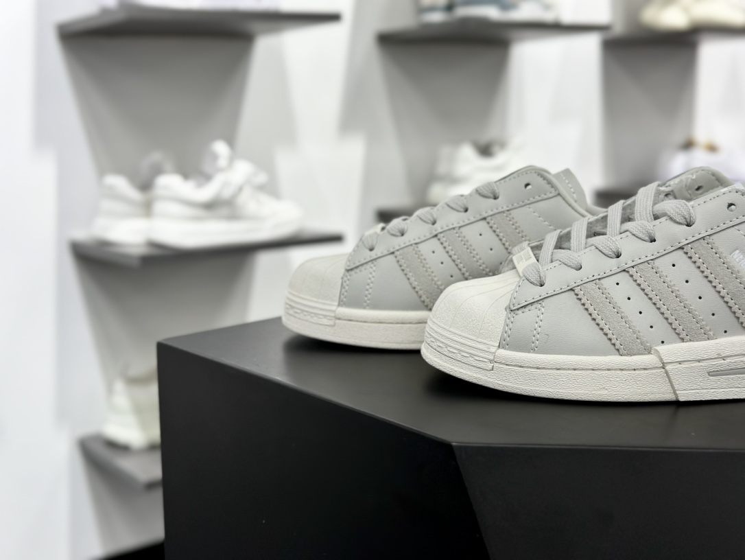 Adidas Originals Superstar”Light Grey”经典贝壳头系列低帮百搭休闲运动板鞋“联名浅白双刀骷髅头海盗”IE6116