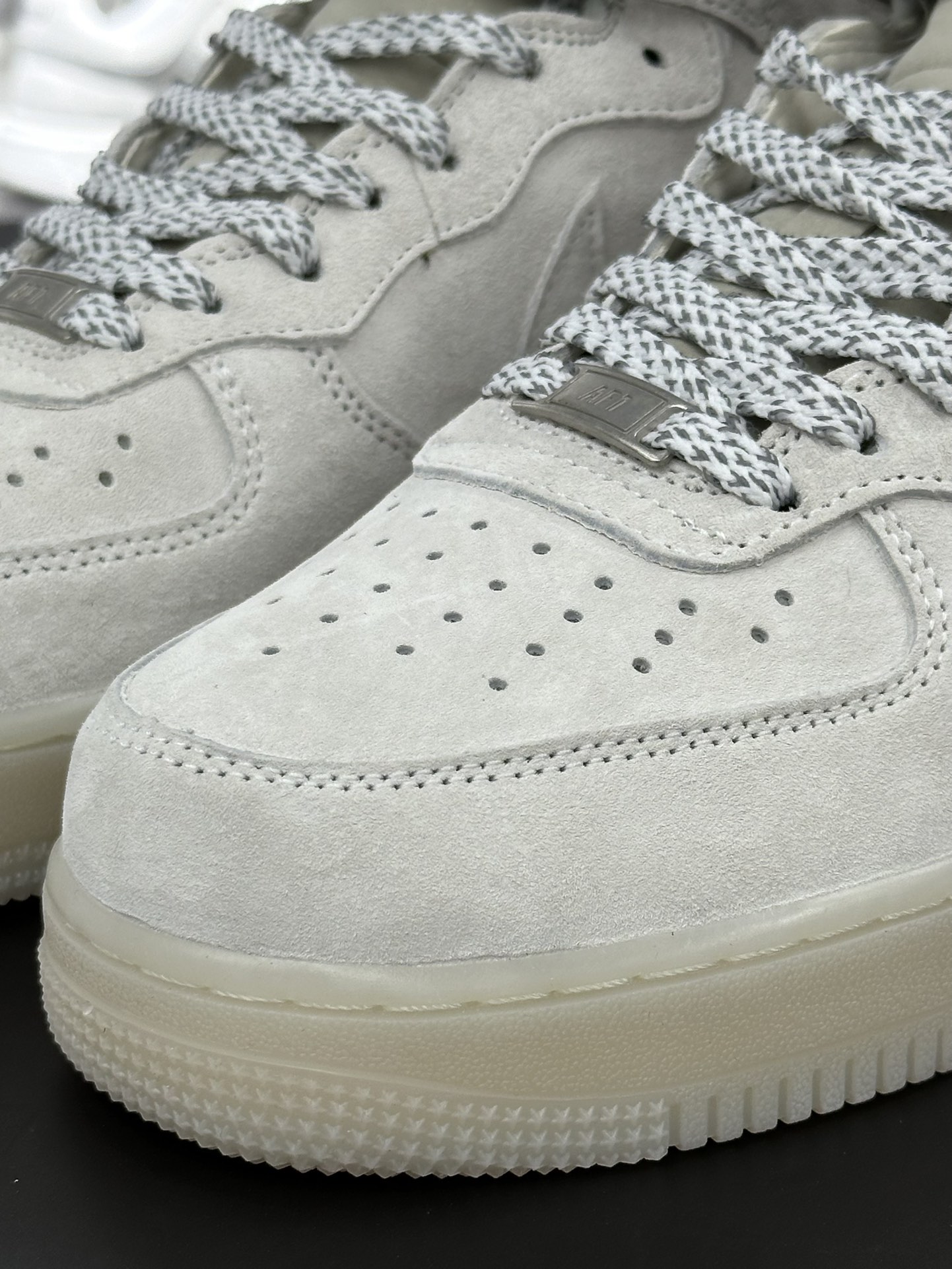 Reigning Champ x Nike Air Force 1 '07 Mid空军一号经典中帮板鞋“麂皮浅灰暗灰透明底”807618-300