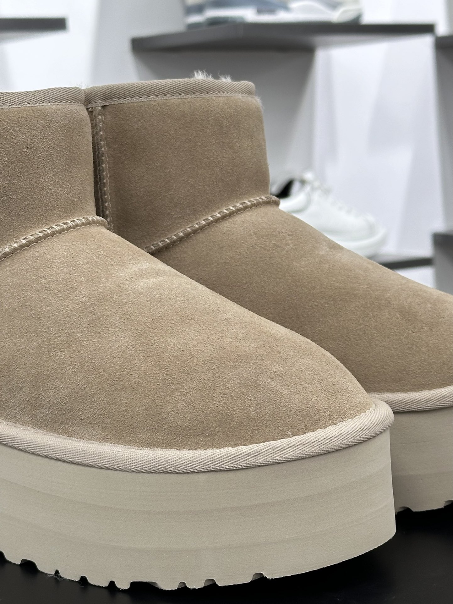 UGG W Classic Ultra Mini Platform 迷你增强厚底版百搭厚底短靴“沙米棕加绒”1134991-SAND