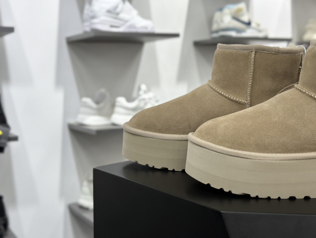 UGG W Classic Ultra Mini Platform 迷你增强厚底版百搭厚底短靴“沙米棕加绒”1134991-SAND