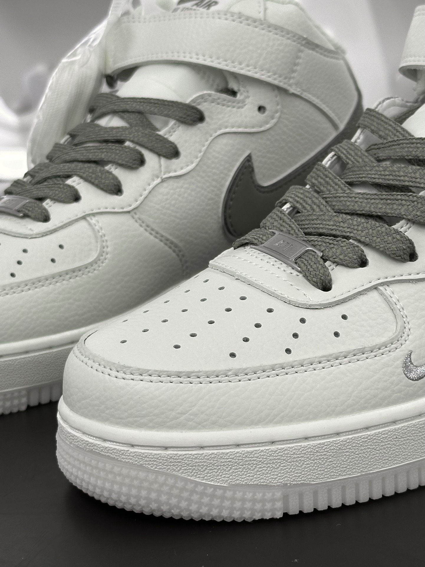 耐克Nike By You Air Force 1'07 Mid Retro 空军一号系列经典中帮板鞋“米白橄榄棕银叠钩小钩”XL0236-231