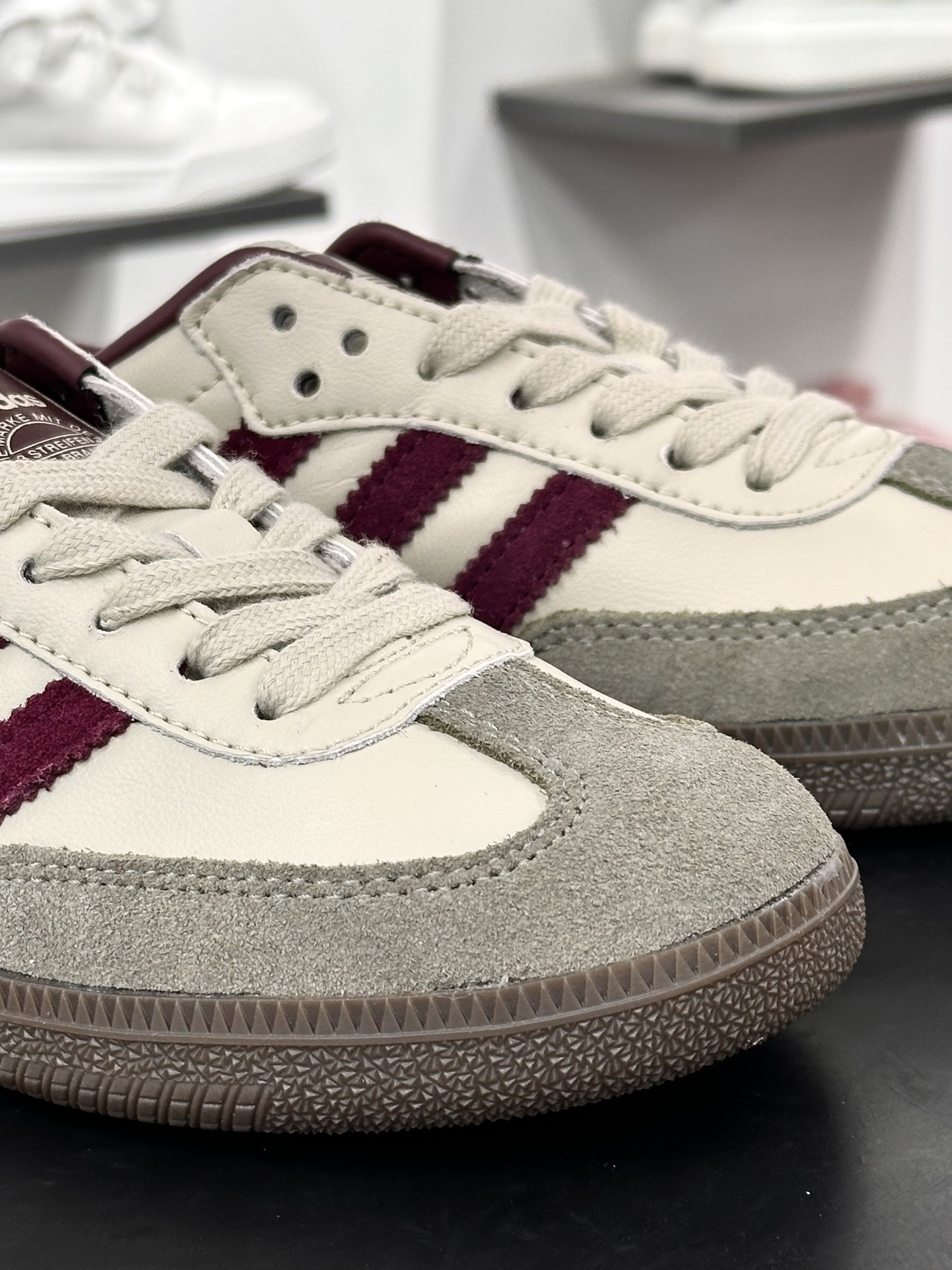 三叶草Adidas Originals Samba OG”Putty Grey Maroon”桑巴舞板鞋“奶灰栗子酒红焦糖底”ID1482