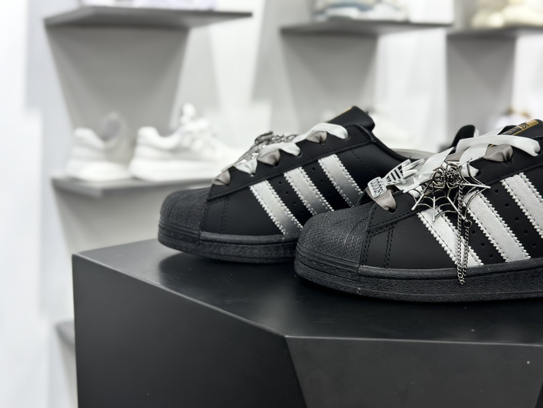 三叶草Adidas Originals Superstar ”Black Sliver”经典贝壳头系列低帮百搭休闲运动板鞋“皮革黑银漫游蜘蛛”EG4959