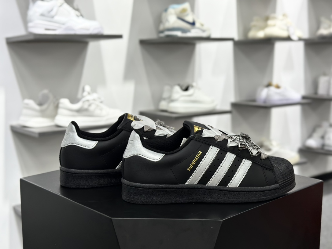 三叶草Adidas Originals Superstar ”Black Sliver”经典贝壳头系列低帮百搭休闲运动板鞋“皮革黑银漫游蜘蛛”EG4959