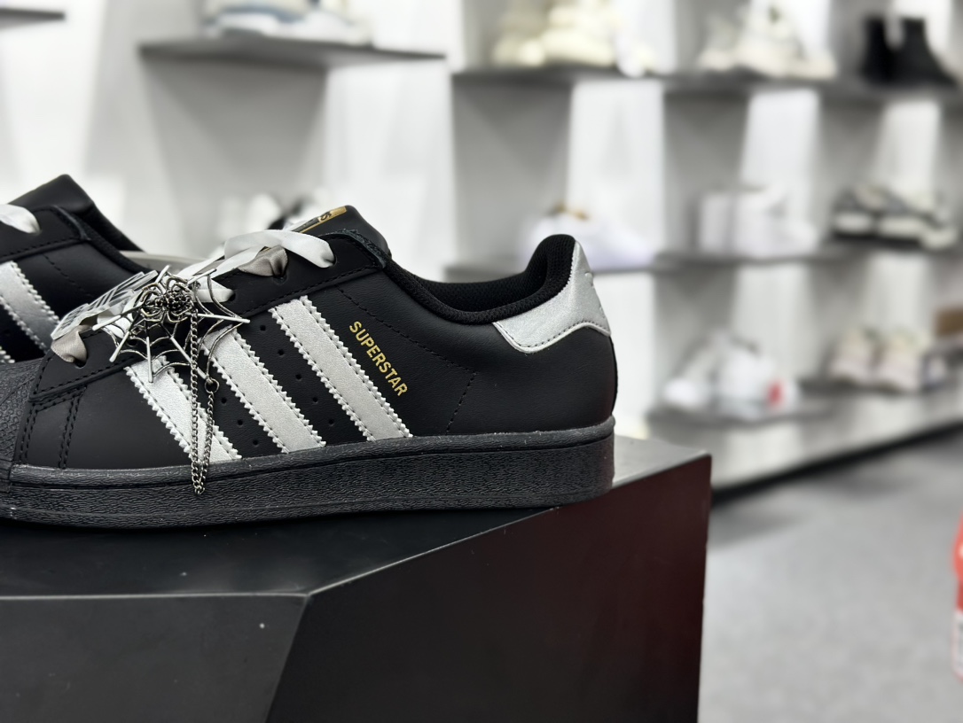 三叶草Adidas Originals Superstar ”Black Sliver”经典贝壳头系列低帮百搭休闲运动板鞋“皮革黑银漫游蜘蛛”EG4959