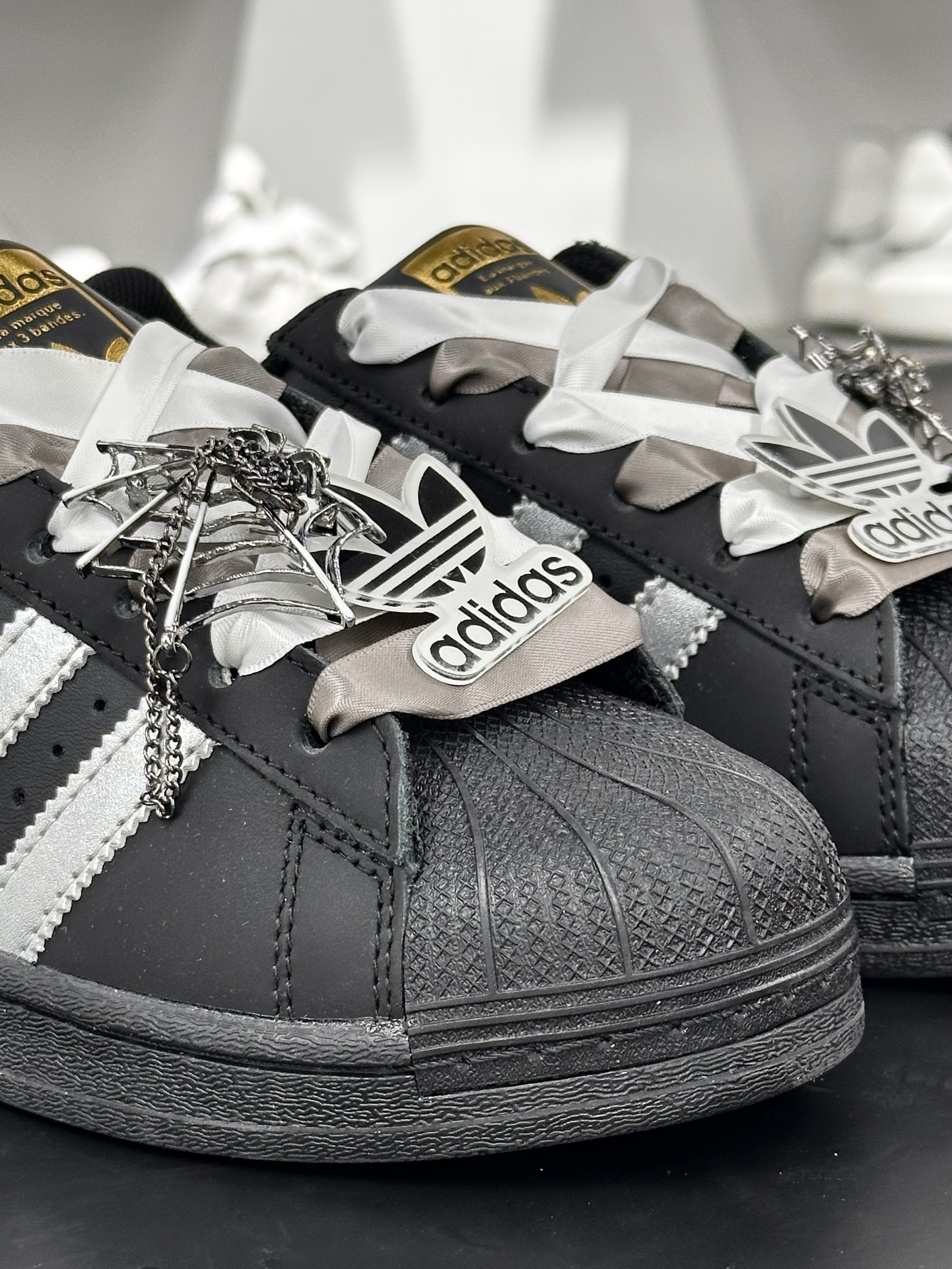 三叶草Adidas Originals Superstar ”Black Sliver”经典贝壳头系列低帮百搭休闲运动板鞋“皮革黑银漫游蜘蛛”EG4959