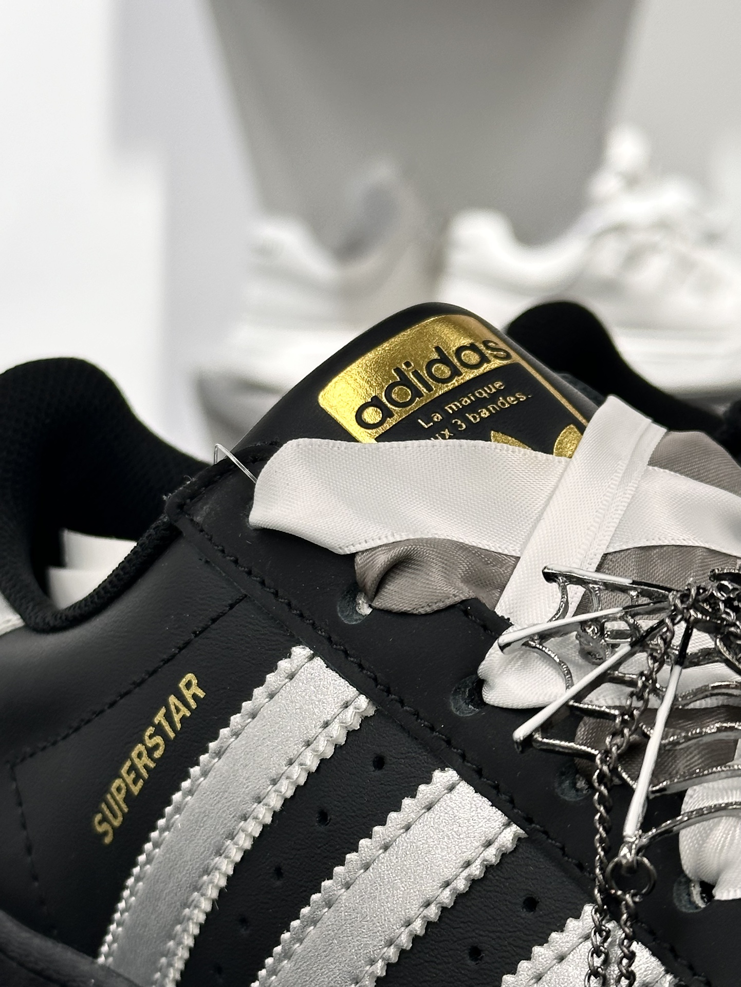 三叶草Adidas Originals Superstar ”Black Sliver”经典贝壳头系列低帮百搭休闲运动板鞋“皮革黑银漫游蜘蛛”EG4959