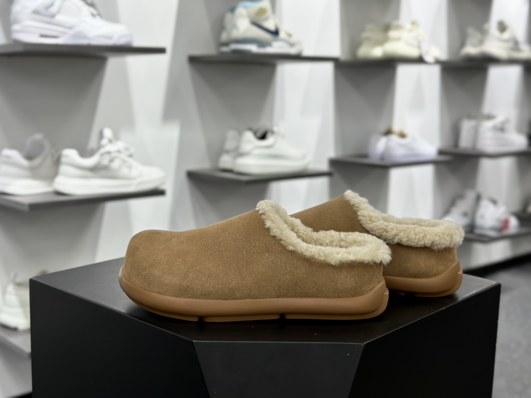 UGG W UGG Winter Mule Slippers 温特系列时尚居家穆勒风包头拖鞋“可乐棕加绒”1155888/CHE