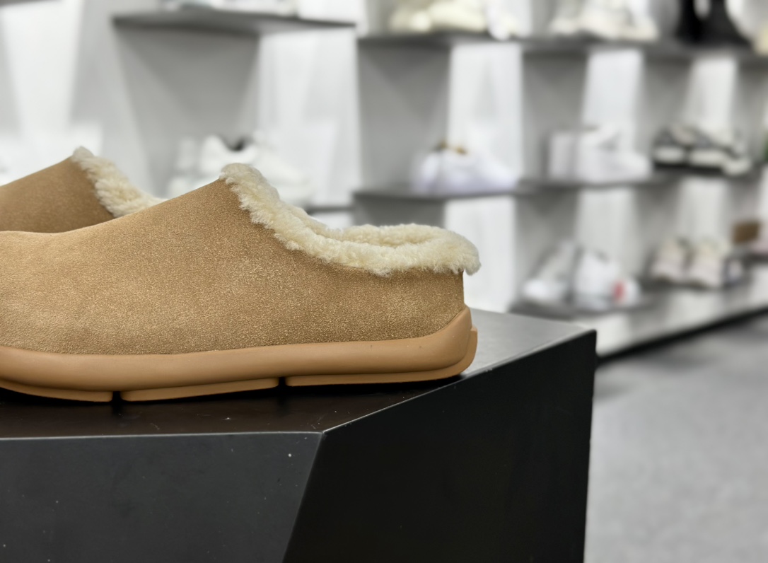 UGG W UGG Winter Mule Slippers 温特系列时尚居家穆勒风包头拖鞋“可乐棕加绒”1155888/CHE