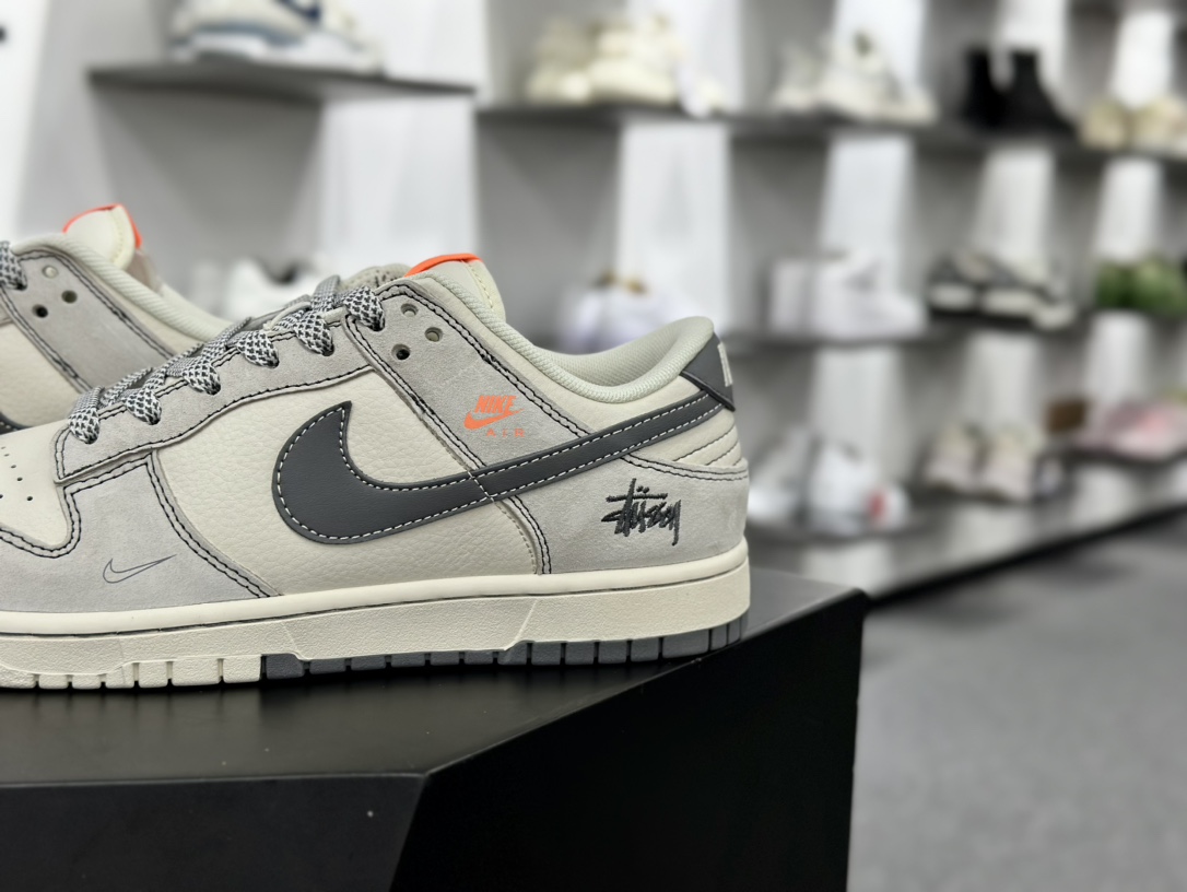 斯图西/Stussy x Nike By You SB Dunk Low Retro SP 扣篮系列低帮板鞋“米白亮橙黑刺绣斯图西”MM1089-022