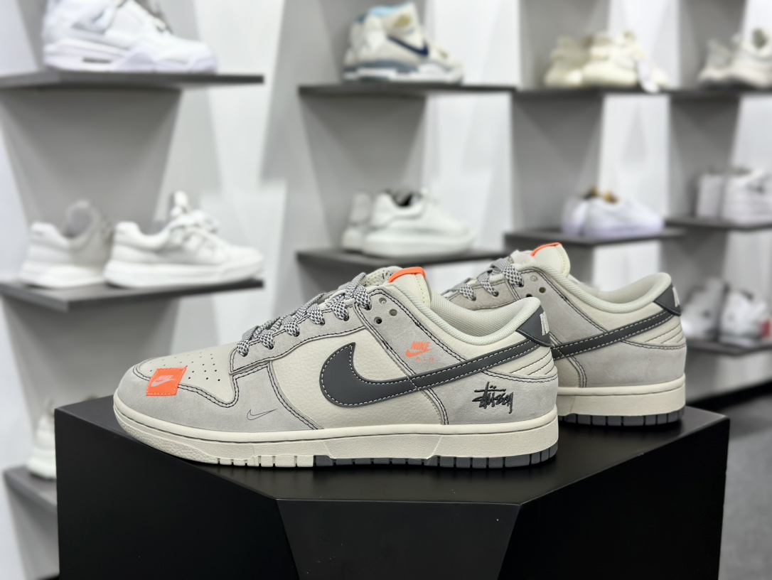 斯图西/Stussy x Nike By You SB Dunk Low Retro SP 扣篮系列低帮板鞋“米白亮橙黑刺绣斯图西”MM1089-022