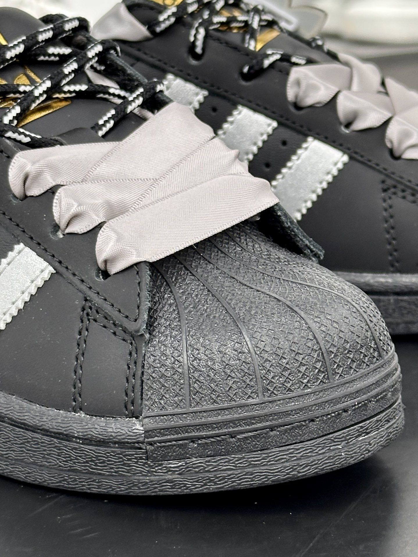 三叶草Adidas Originals Superstar ”Black Sliver”经典板鞋“皮革黑银夜曲”EG4959