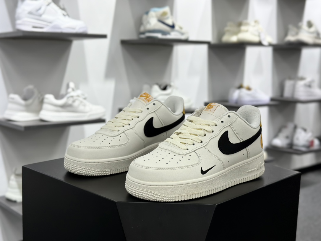 耐克Nike Air Force 1 07 Low”Whit Black/Tai Chi”空军一号板鞋“皮革米白黑黄笑脸小钩刺绣”DW-110722