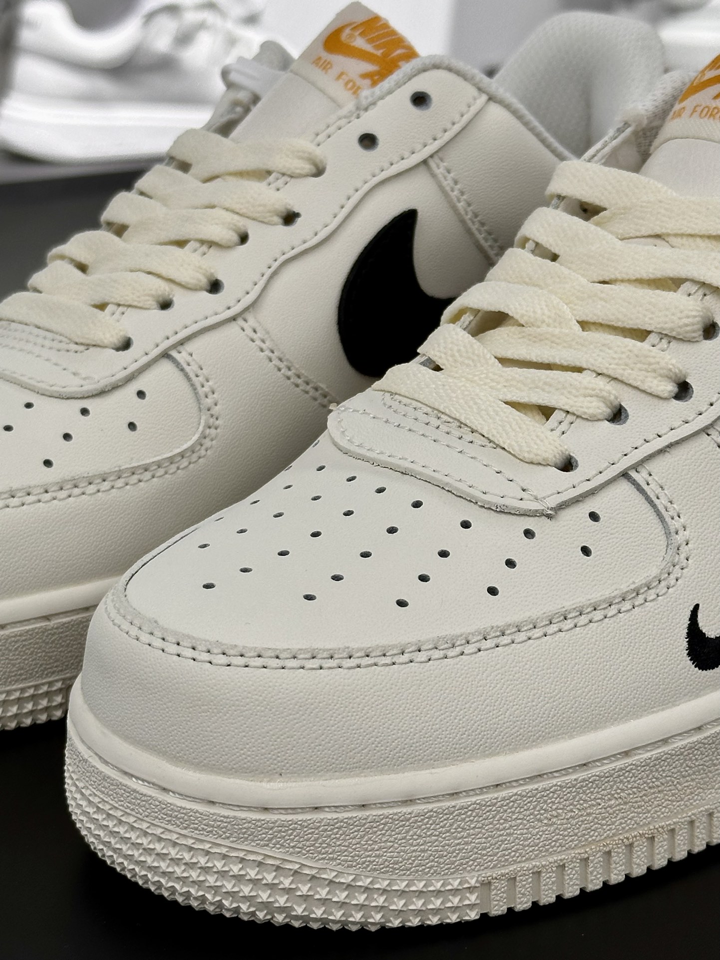 耐克Nike Air Force 1 07 Low”Whit Black/Tai Chi”空军一号板鞋“皮革米白黑黄笑脸小钩刺绣”DW-110722