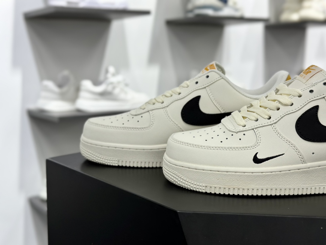 耐克Nike Air Force 1 07 Low”Whit Black/Tai Chi”空军一号板鞋“皮革米白黑黄笑脸小钩刺绣”DW-110722