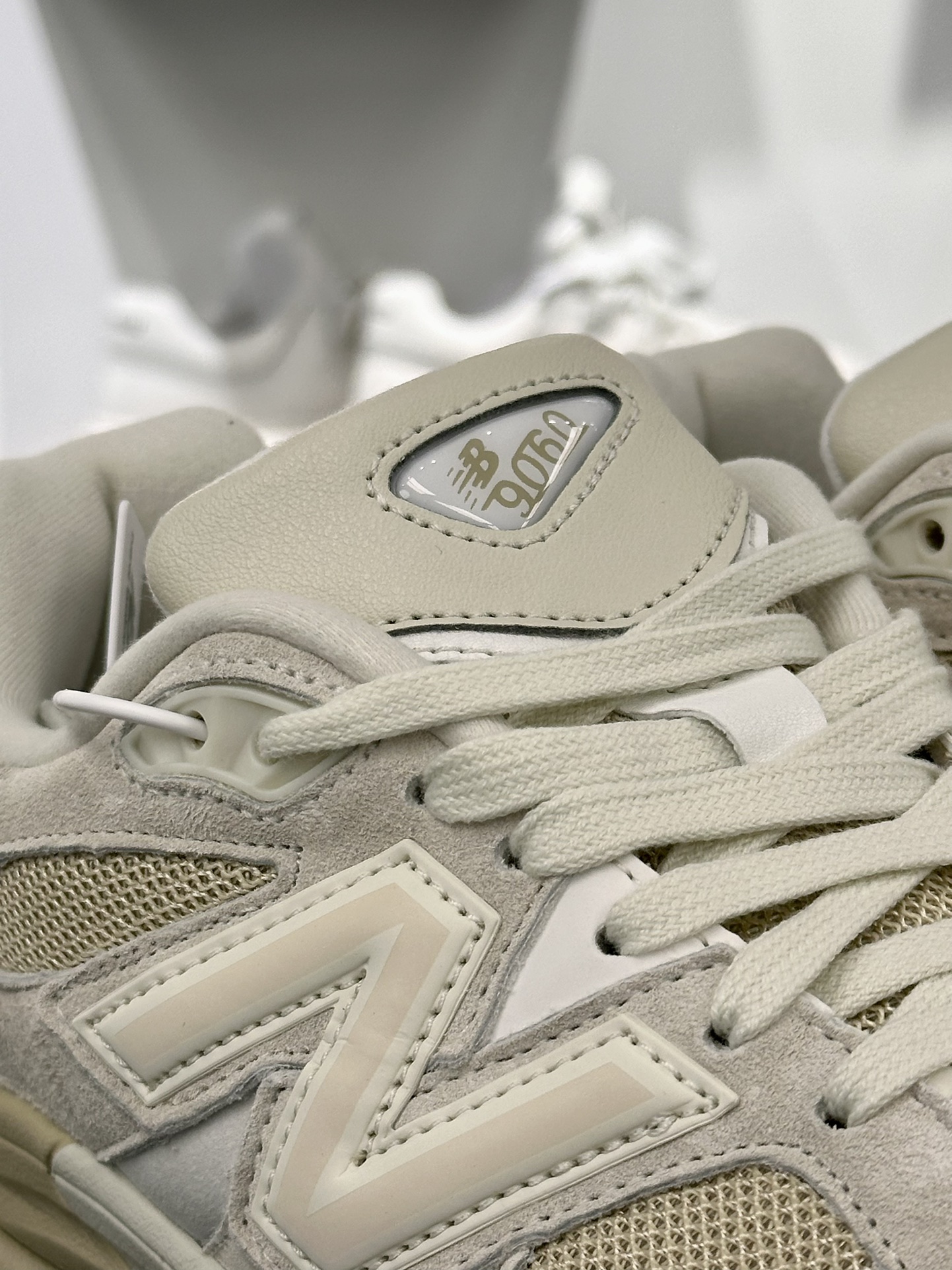 新百伦New Balance 9060”Beige White”系列复古百搭跑步鞋“米白奶白”U9060SS