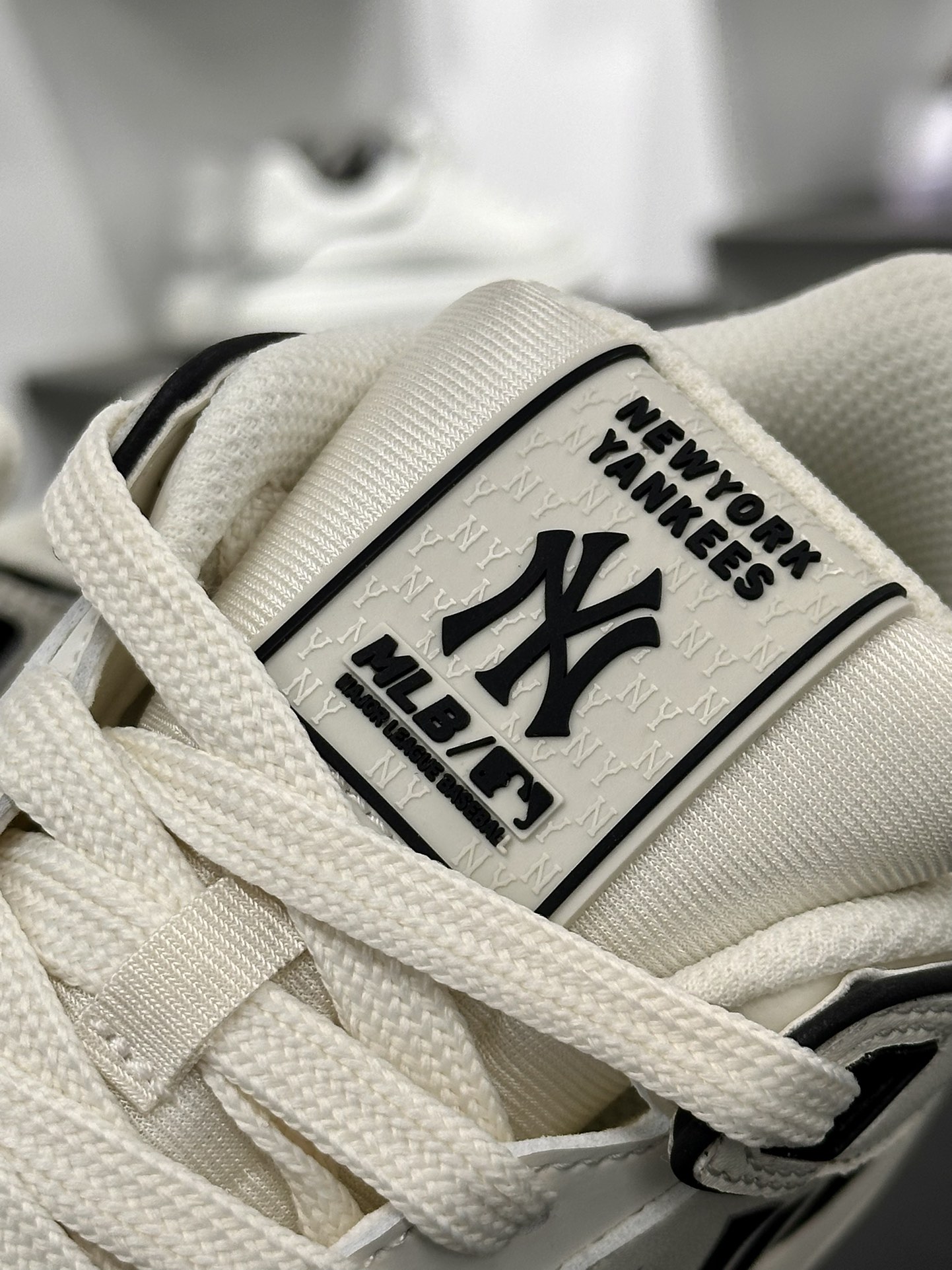 New York Yankees x MLB Chunky Liner Basic Mid 学长鞋板鞋“魔术贴白黑NY印花”3ASXLMB3N-GP002C