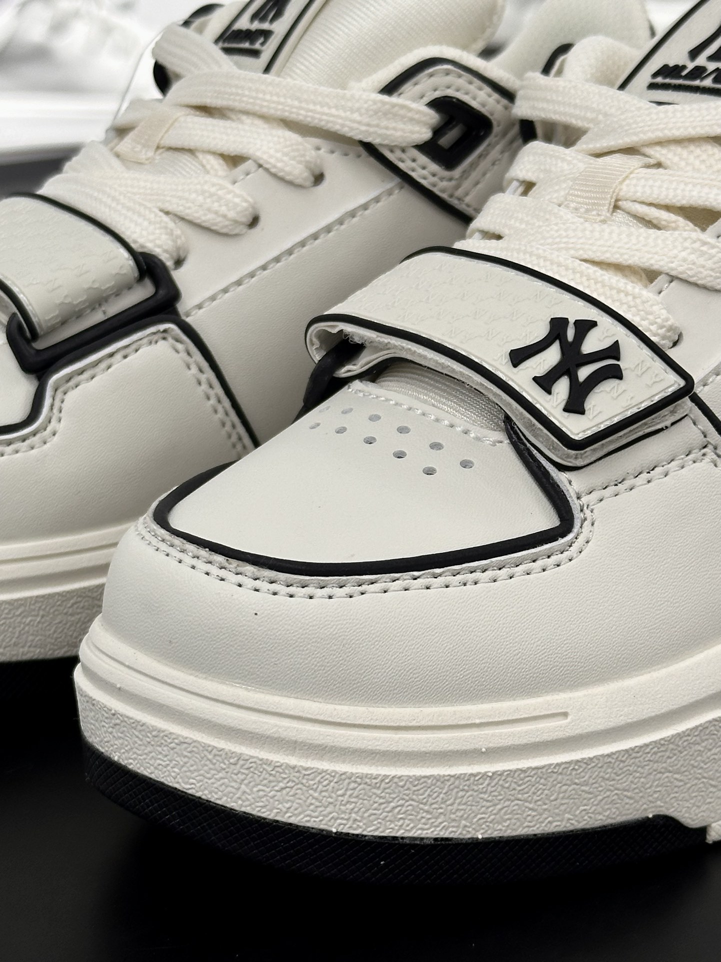 New York Yankees x MLB Chunky Liner Basic Mid 学长鞋板鞋“魔术贴白黑NY印花”3ASXLMB3N-GP002C