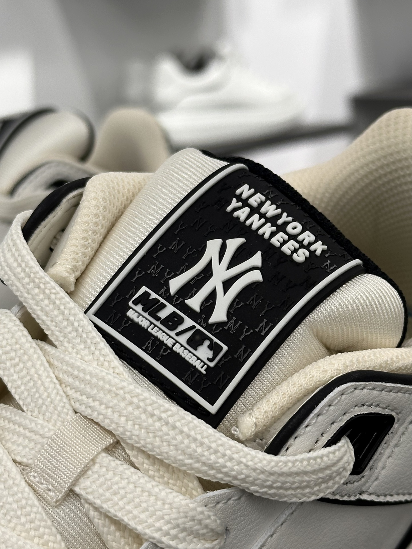 New York Yankees x MLB Chunky Liner Basic Mid 学长鞋板鞋“魔术贴米白黑NY大标印面”3ASXLMC4N-GP001