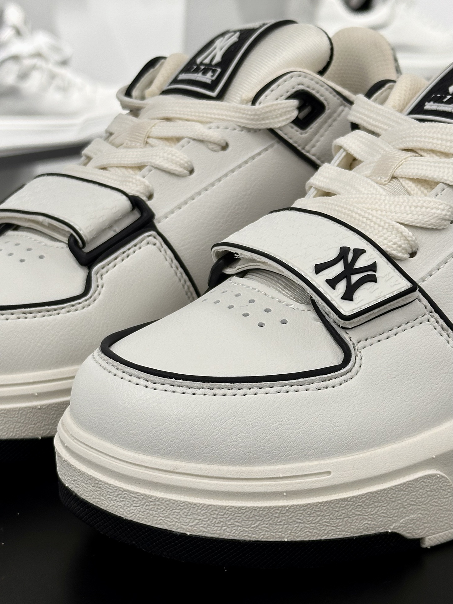 New York Yankees x MLB Chunky Liner Basic Mid 学长鞋板鞋“魔术贴米白黑NY大标印面”3ASXLMC4N-GP001