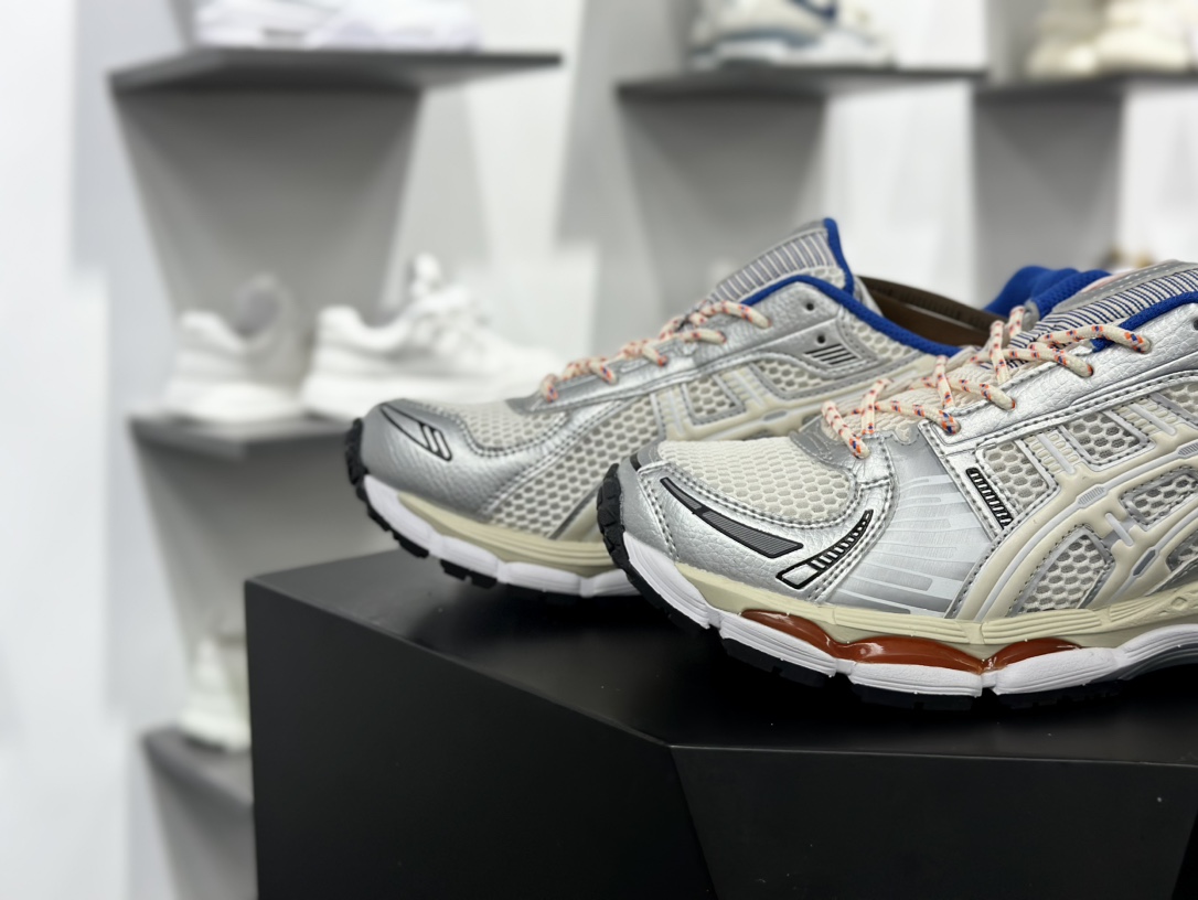 Asics Gel Kayano 12.1”Cream/Knicks”卡亚诺12.1代系列低帮跑步鞋“联名奶白金属银蓝橙”1203A555-101