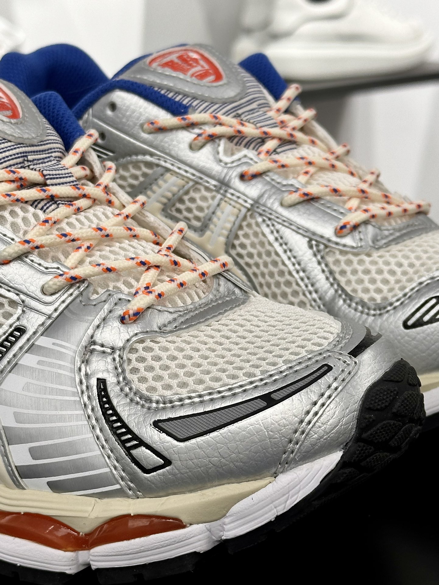 Asics Gel Kayano 12.1”Cream/Knicks”卡亚诺12.1代系列低帮跑步鞋“联名奶白金属银蓝橙”1203A555-101