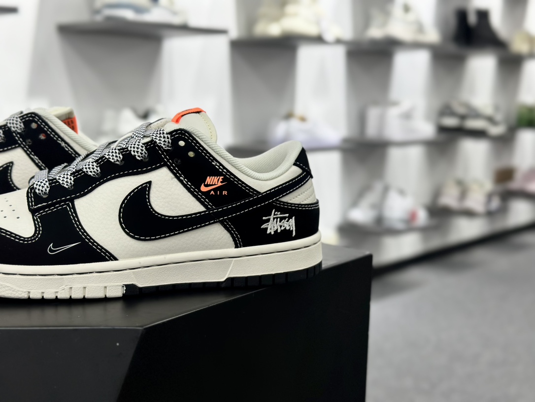 斯图西/Stussy x Nike By You SB Dunk Low Retro SP 扣篮板鞋“黑米白亮橙刺绣斯图西”MM1089-023