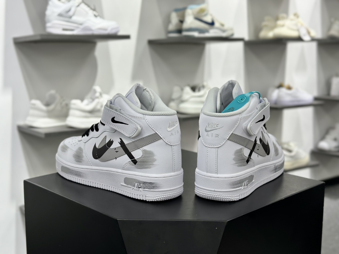 耐克Nike Air Force 1'07 Mid”Whit Grey/Black/Graffiti”空军一号板鞋“皮革白灰黑断钩涂鸦”CW2289-111