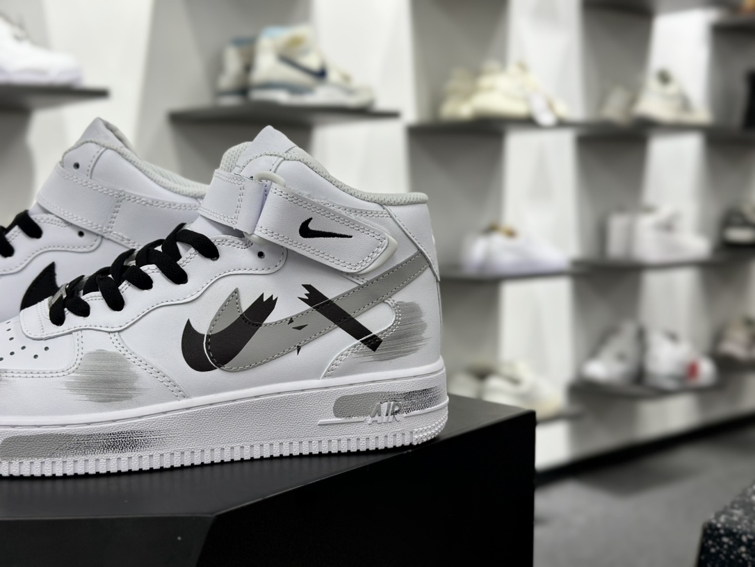 耐克Nike Air Force 1'07 Mid”Whit Grey/Black/Graffiti”空军一号板鞋“皮革白灰黑断钩涂鸦”CW2289-111