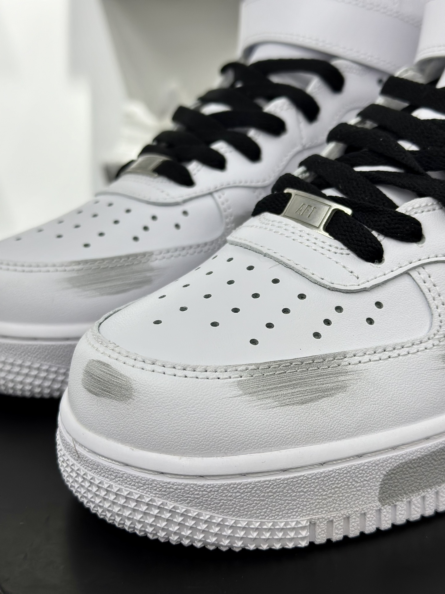 耐克Nike Air Force 1'07 Mid”Whit Grey/Black/Graffiti”空军一号板鞋“皮革白灰黑断钩涂鸦”CW2289-111