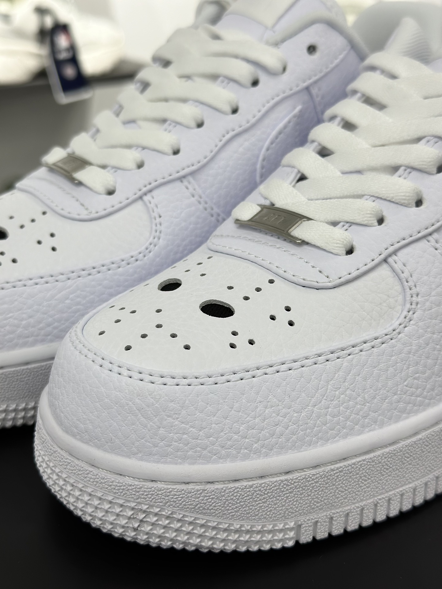 耐克Nike Air Force 1’07 Low”Jason Mask”空军一号板鞋“皮革白杰森面具”IB4025-100