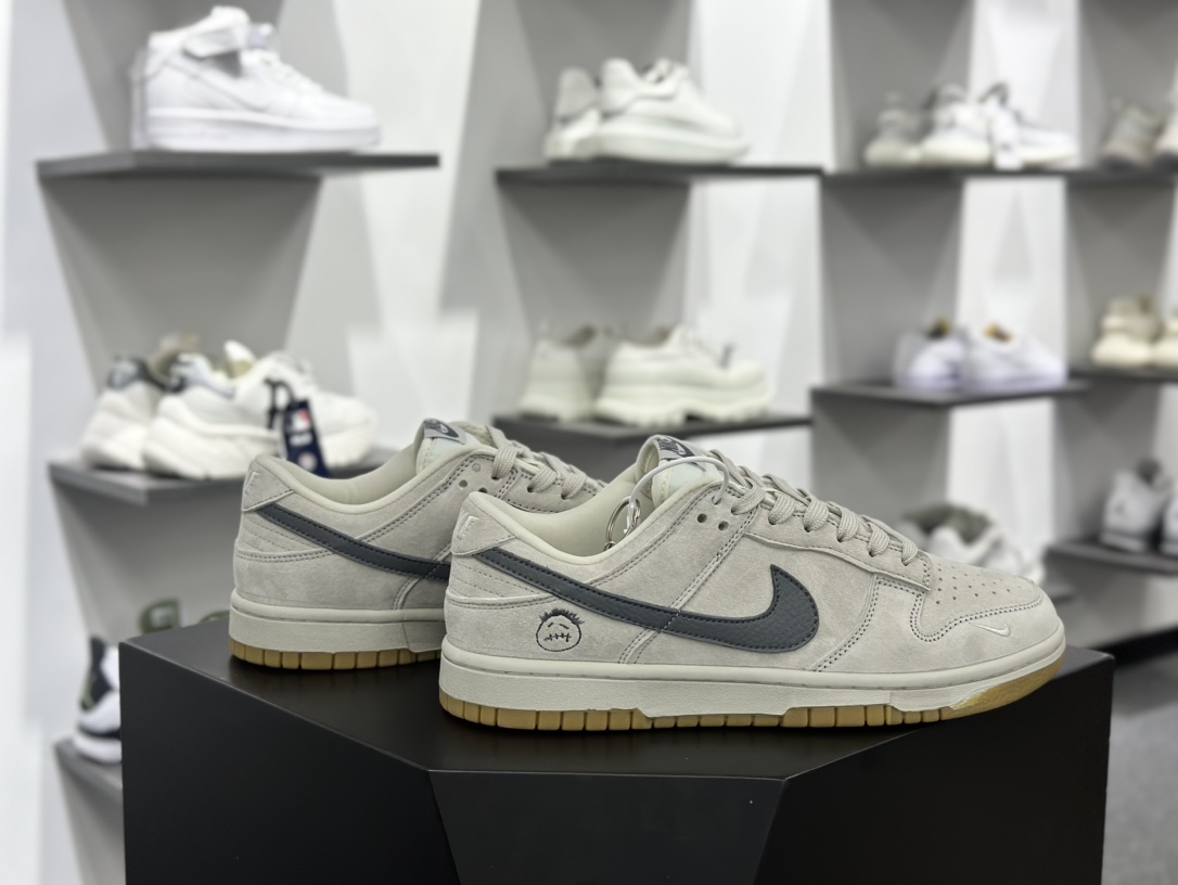 Travis Scott x Nike By You SB Dunk Low Retro SP扣篮系列低帮板鞋“TS联名米灰深灰鬼脸刺绣” KK1688-086