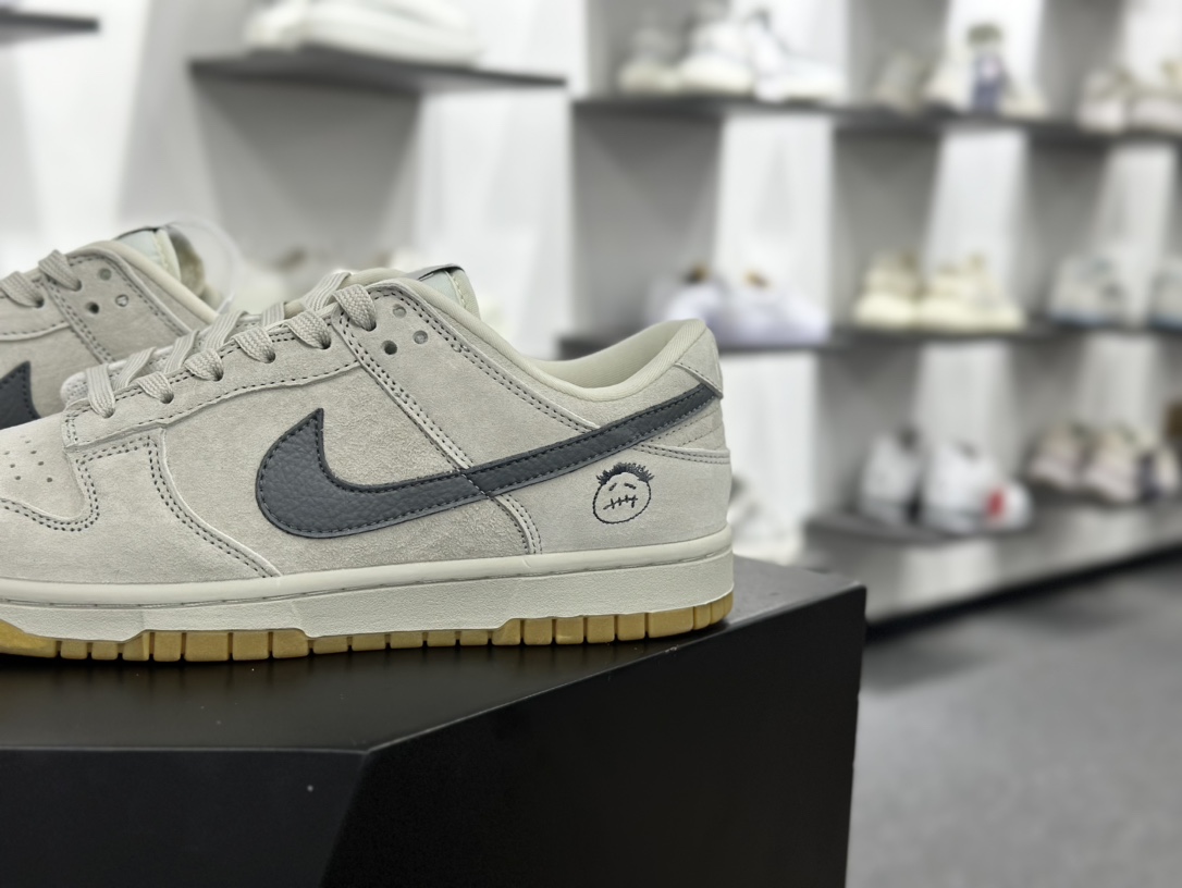 Travis Scott x Nike By You SB Dunk Low Retro SP扣篮系列低帮板鞋“TS联名米灰深灰鬼脸刺绣” KK1688-086