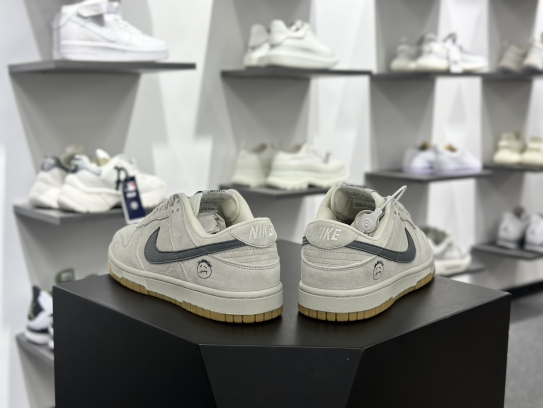 Travis Scott x Nike By You SB Dunk Low Retro SP扣篮系列低帮板鞋“TS联名米灰深灰鬼脸刺绣” KK1688-086