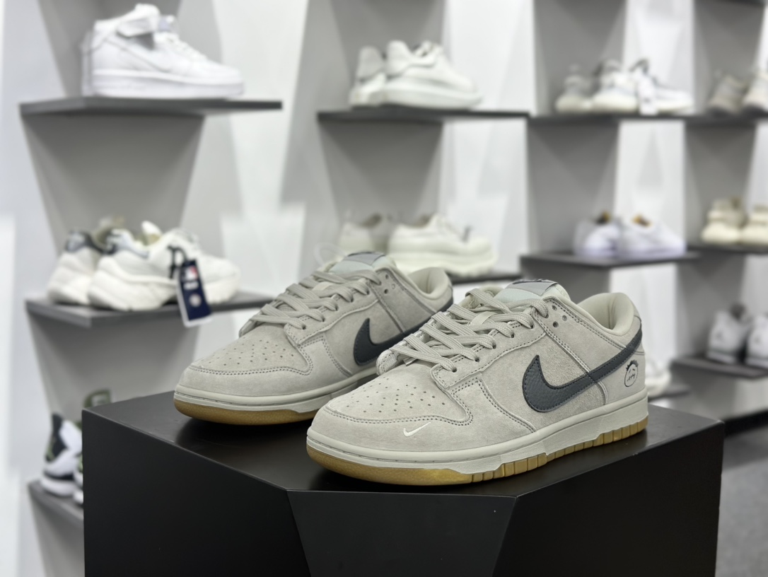 Travis Scott x Nike By You SB Dunk Low Retro SP扣篮系列低帮板鞋“TS联名米灰深灰鬼脸刺绣” KK1688-086