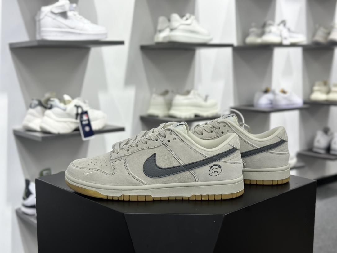 Travis Scott x Nike By You SB Dunk Low Retro SP扣篮系列低帮板鞋“TS联名米灰深灰鬼脸刺绣” KK1688-086