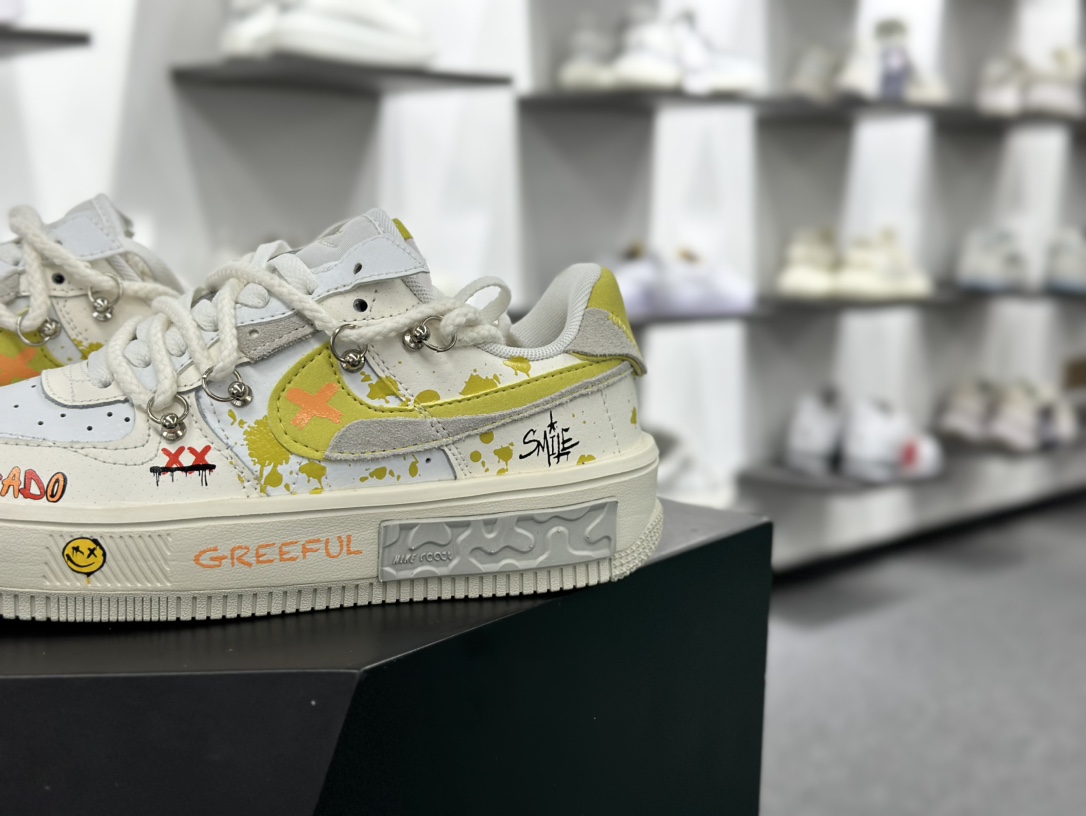 Nike Wmns Air Force 1 Fontanka”Beige/Grey/Yellow”空军一号错位解构系列低帮板鞋“米白浅灰黄笑脸涂鸦绑绳” DV6984-001