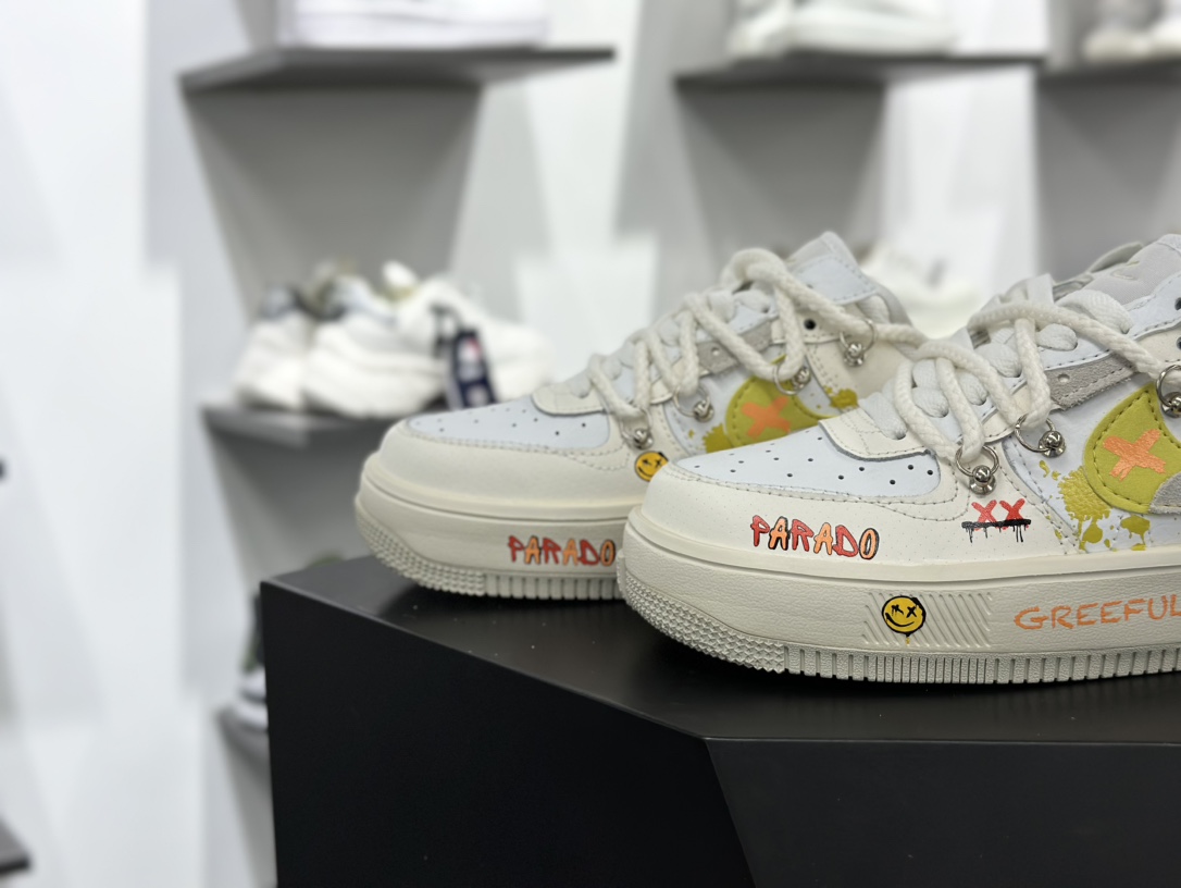 Nike Wmns Air Force 1 Fontanka”Beige/Grey/Yellow”空军一号错位解构系列低帮板鞋“米白浅灰黄笑脸涂鸦绑绳” DV6984-001