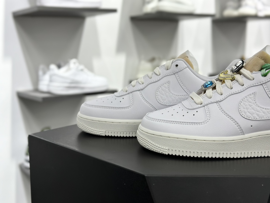 Nike Wmns Air Force 1 Low LX ”White/Bling”空军一号经典低帮板鞋“皮革白宝石大象纹钩子” CZ8101-100