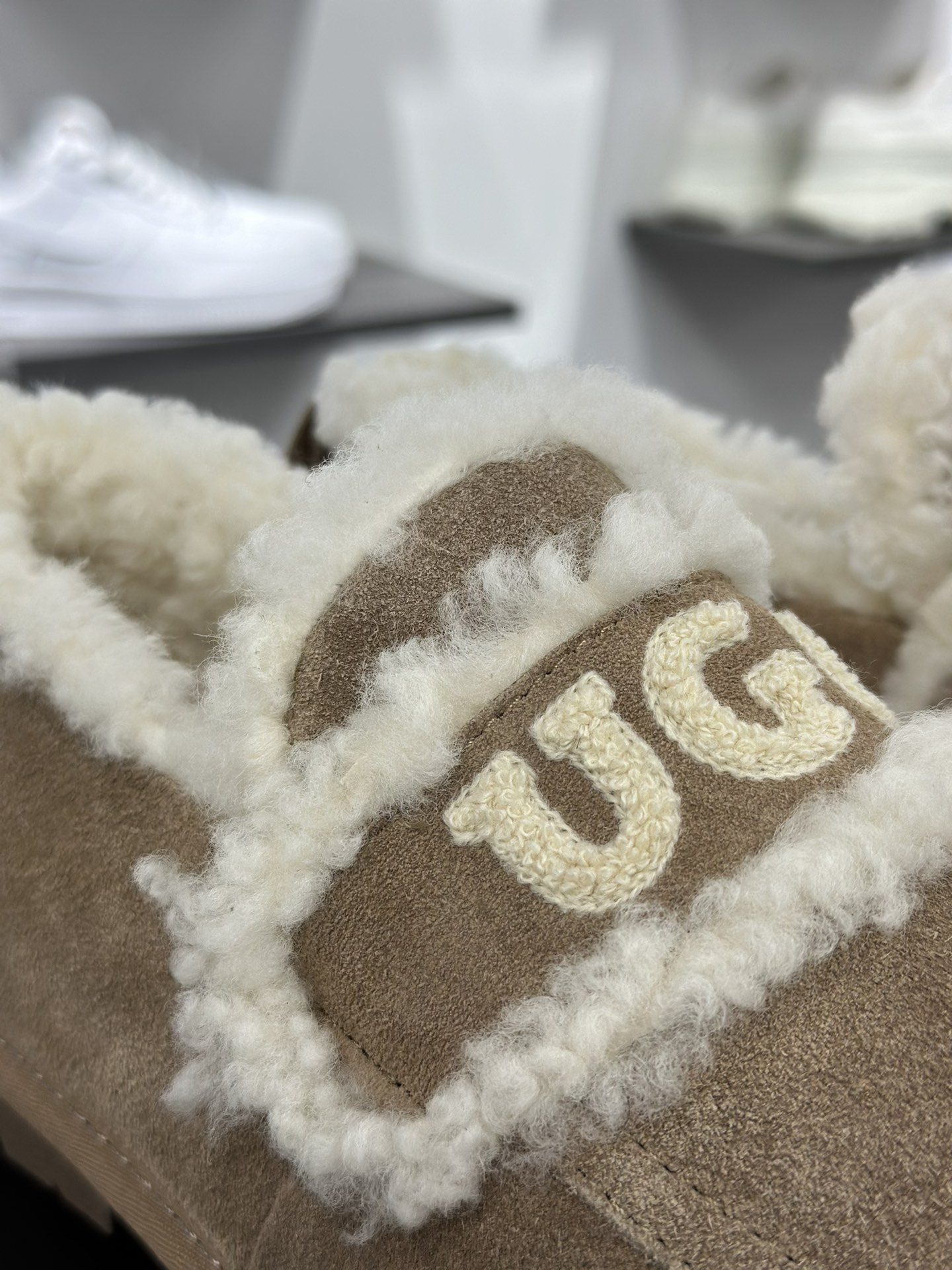 UGG Premium Chloe Fluffy Slippers 系列低帮时尚渔夫便鞋“灰棕棕加绒”OB938/BRO