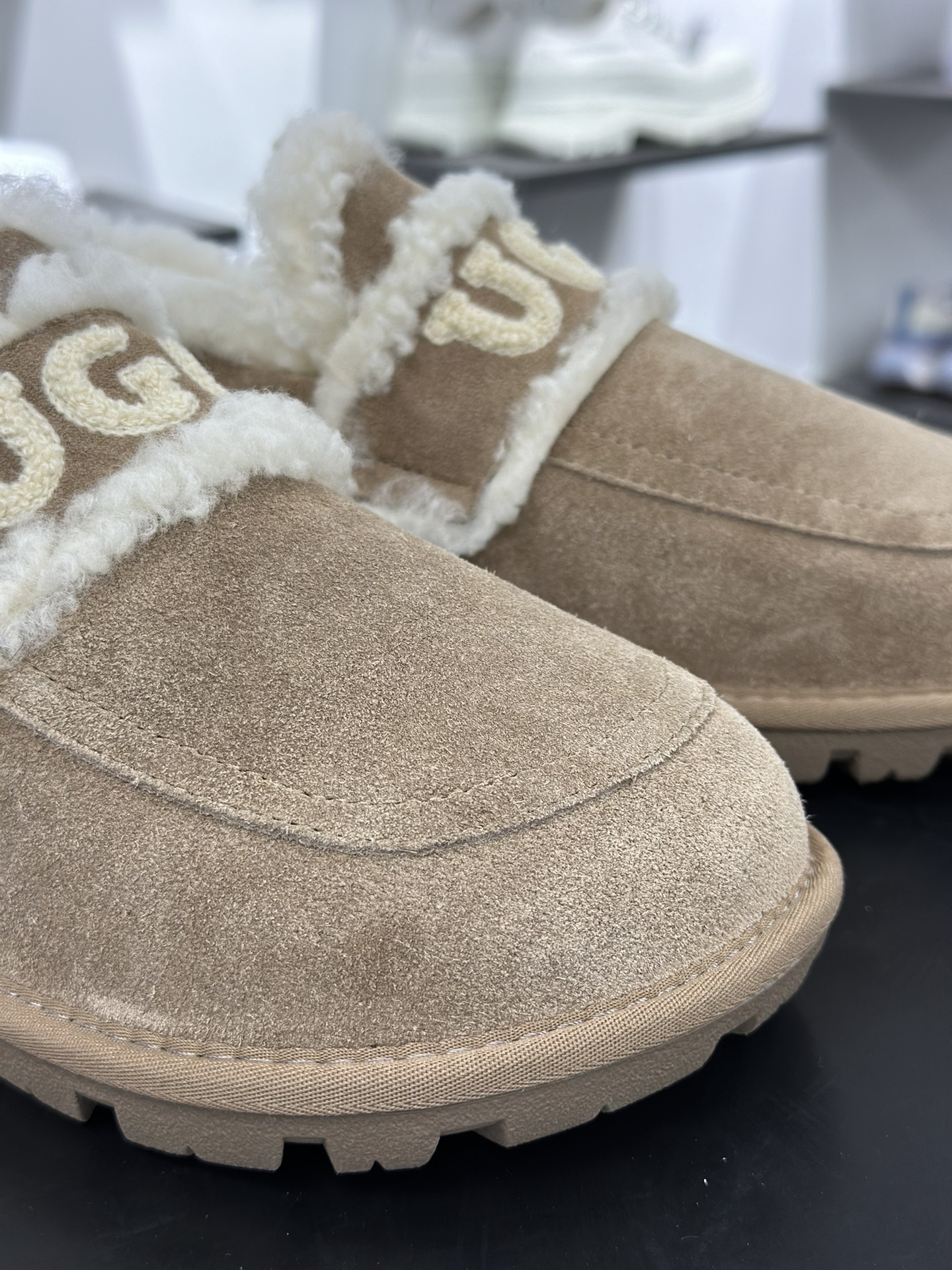 UGG Premium Chloe Fluffy Slippers 系列低帮时尚渔夫便鞋“灰棕棕加绒”OB938/BRO