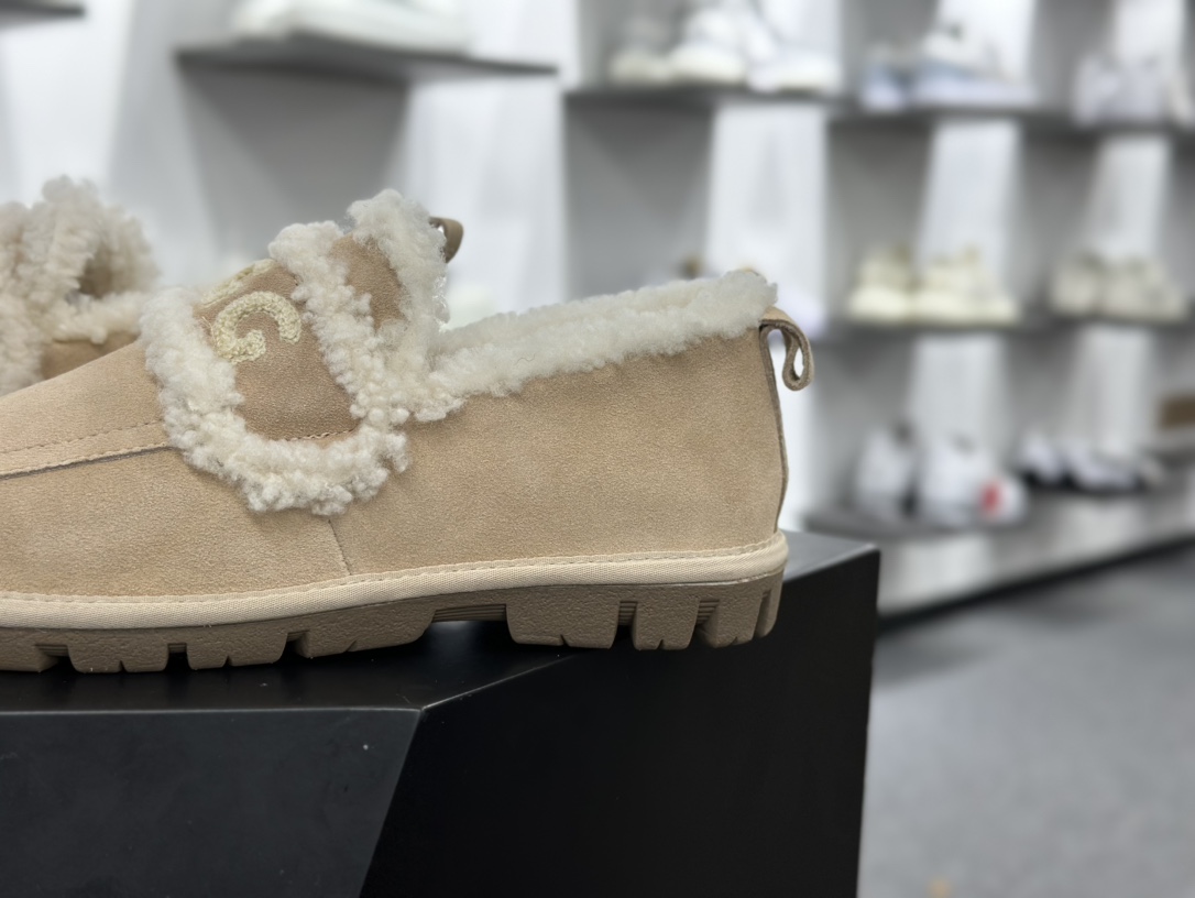 UGG Premium Chloe Fluffy Slippers 系列低帮时尚百搭保暖休闲渔夫便鞋“沙米白加绒” OB938/SAND