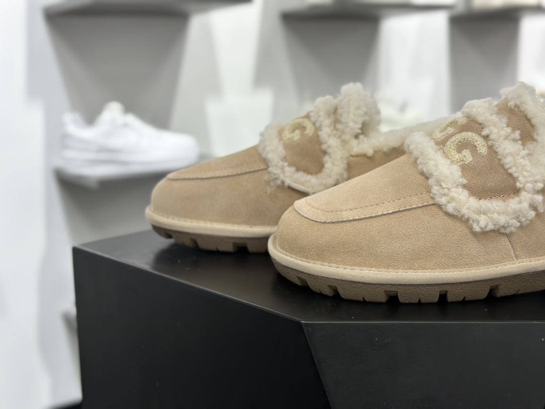 UGG Premium Chloe Fluffy Slippers 系列低帮时尚百搭保暖休闲渔夫便鞋“沙米白加绒” OB938/SAND