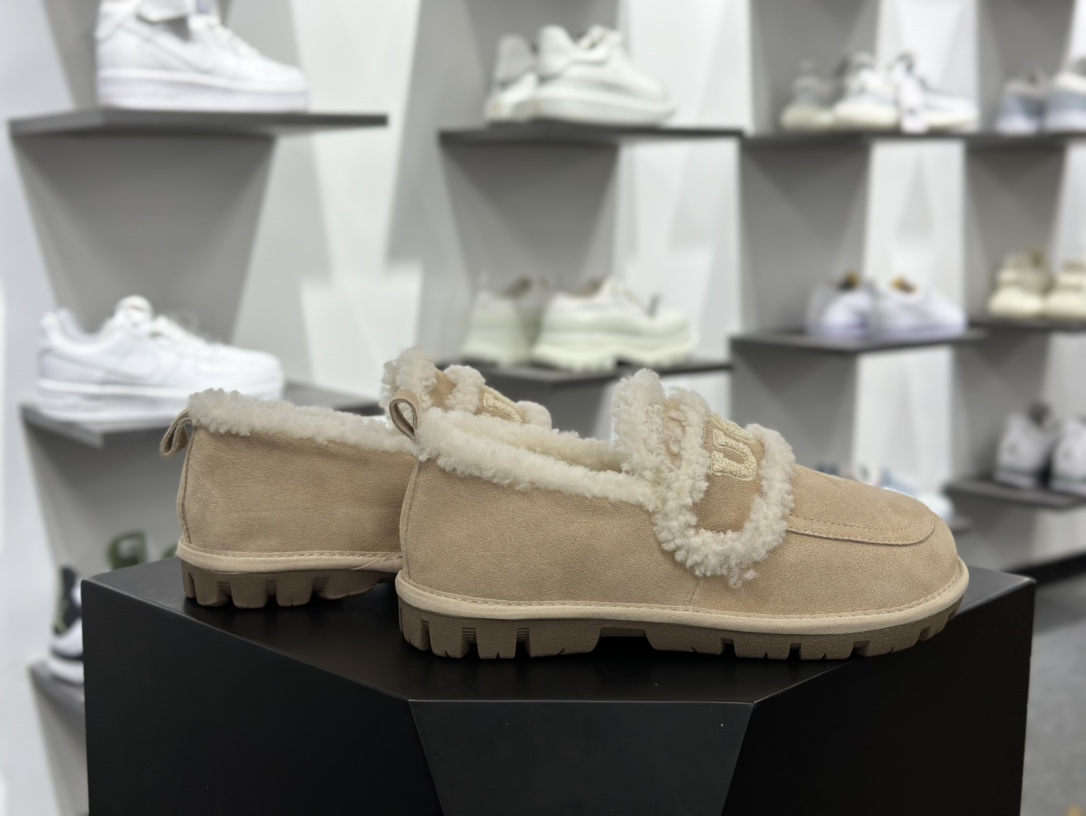 UGG Premium Chloe Fluffy Slippers 系列低帮时尚百搭保暖休闲渔夫便鞋“沙米白加绒” OB938/SAND