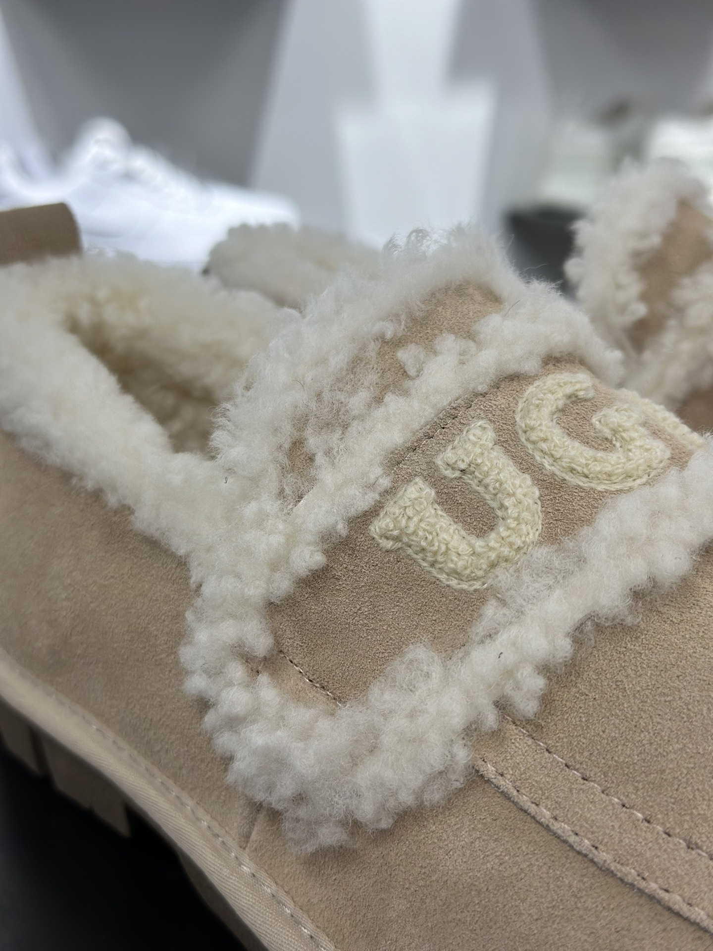 UGG Premium Chloe Fluffy Slippers 系列低帮时尚百搭保暖休闲渔夫便鞋“沙米白加绒” OB938/SAND