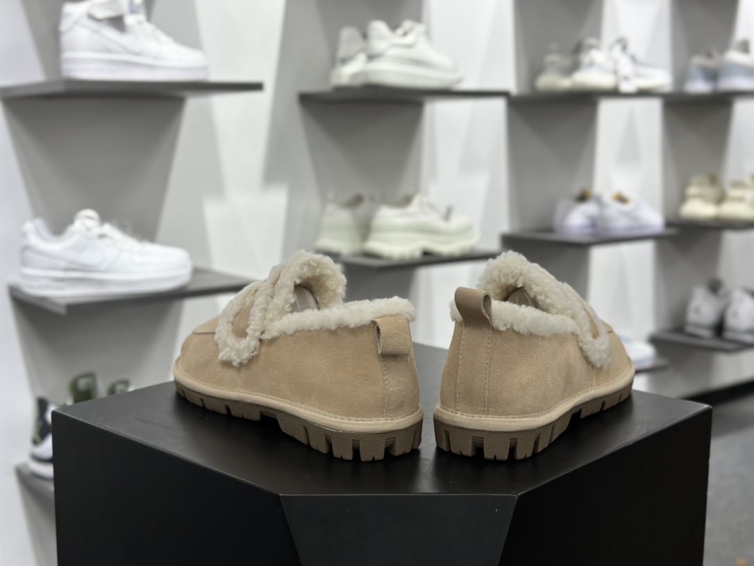 UGG Premium Chloe Fluffy Slippers 系列低帮时尚百搭保暖休闲渔夫便鞋“沙米白加绒” OB938/SAND