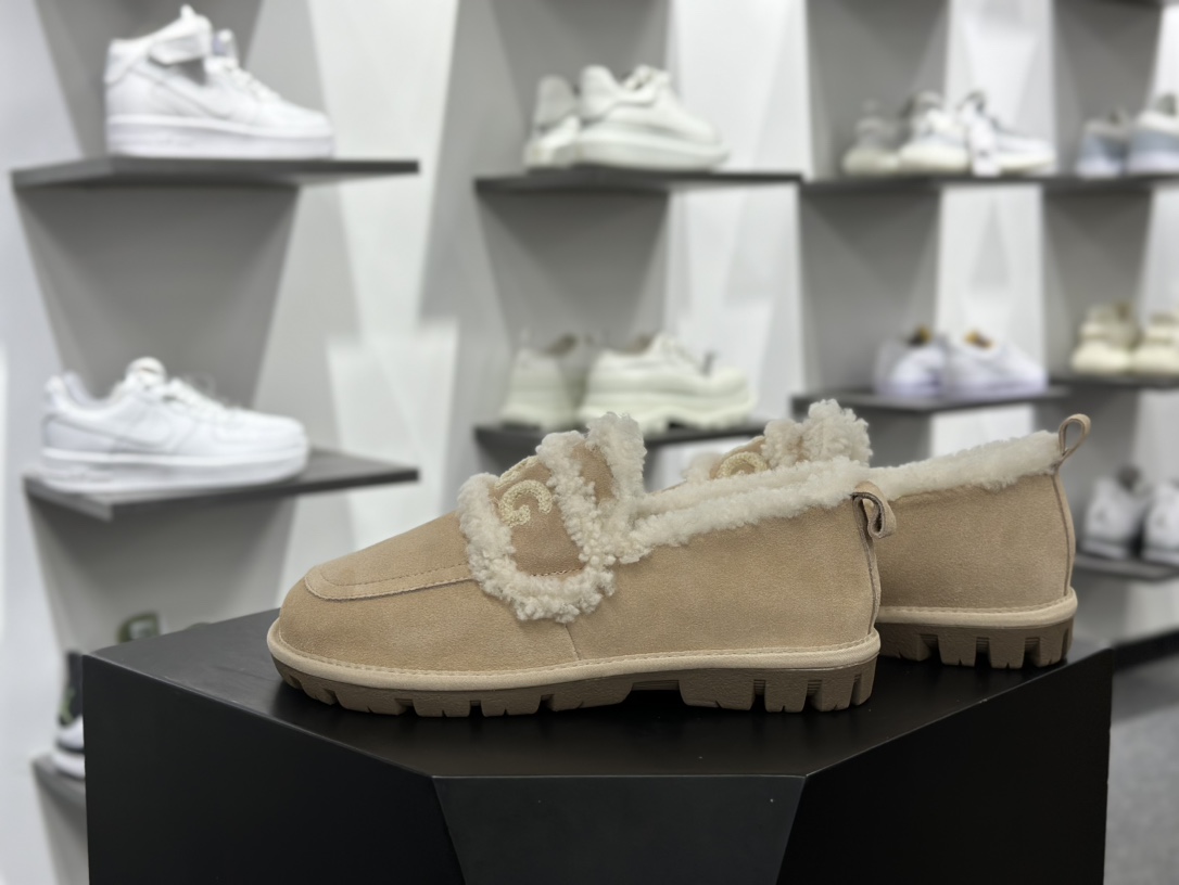 UGG Premium Chloe Fluffy Slippers 系列低帮时尚百搭保暖休闲渔夫便鞋“沙米白加绒” OB938/SAND