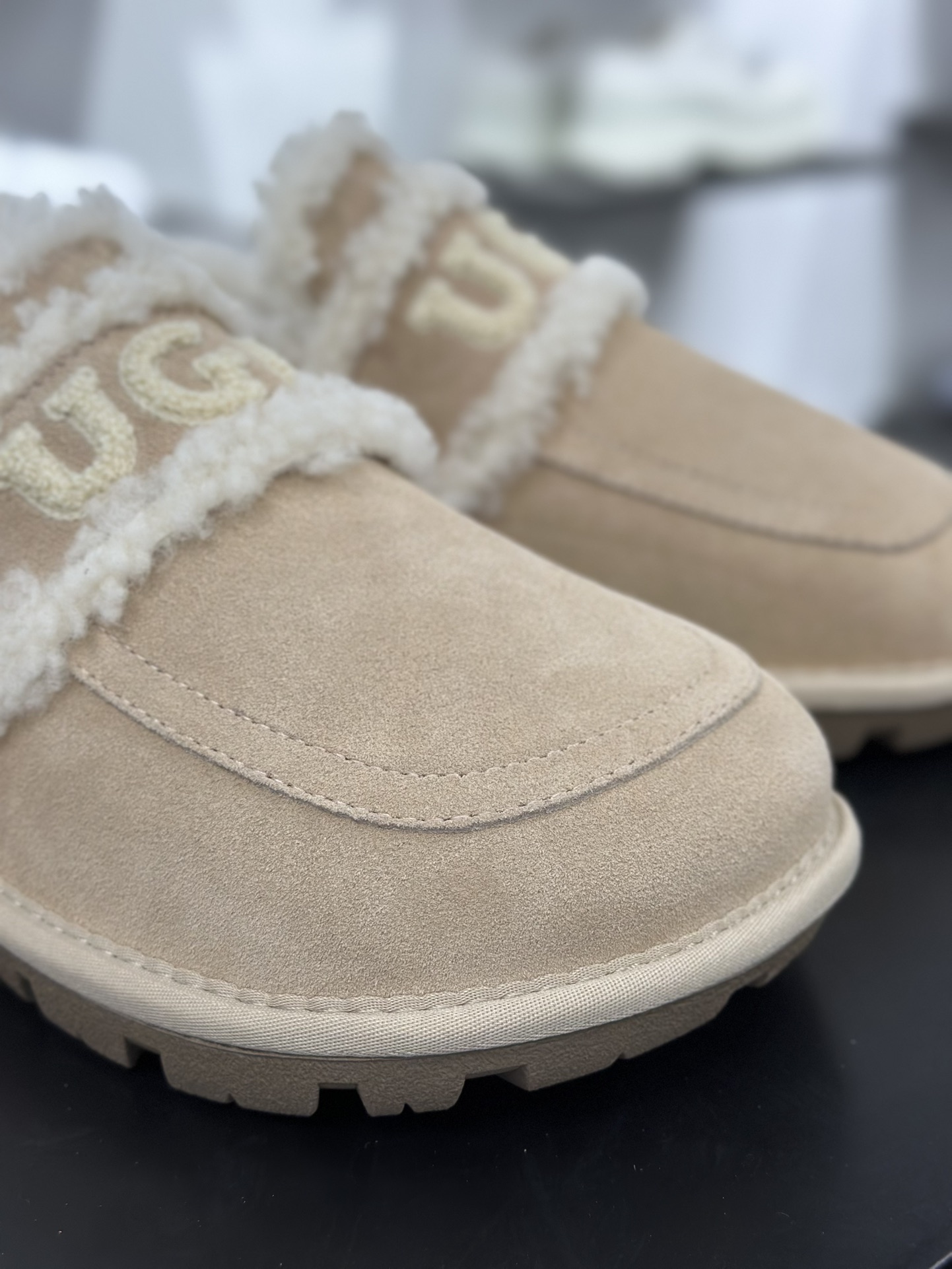 UGG Premium Chloe Fluffy Slippers 系列低帮时尚百搭保暖休闲渔夫便鞋“沙米白加绒” OB938/SAND